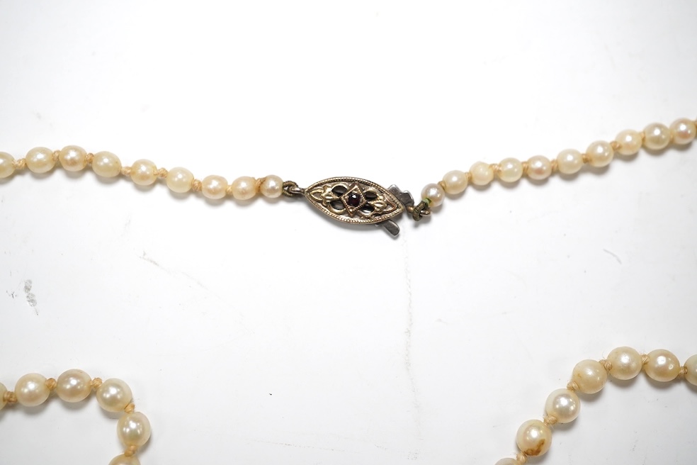 A single strand graduated cultured pearl necklace, with gem set 9ct clasp, 48cm. Condition - fair